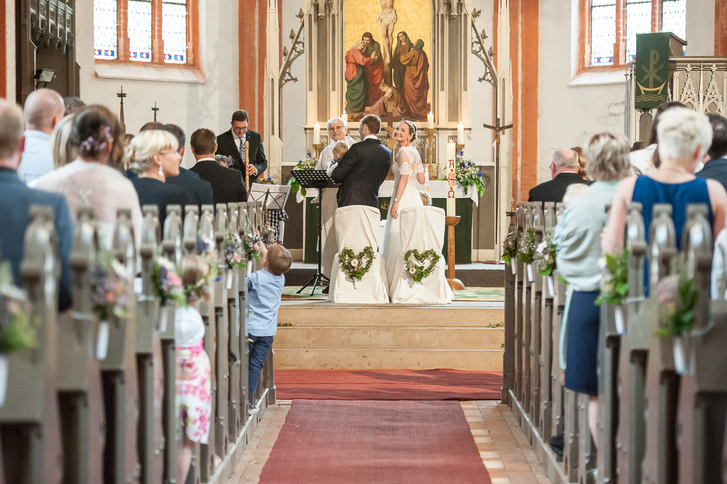 Brautpaar bei Trauung in der Kirche