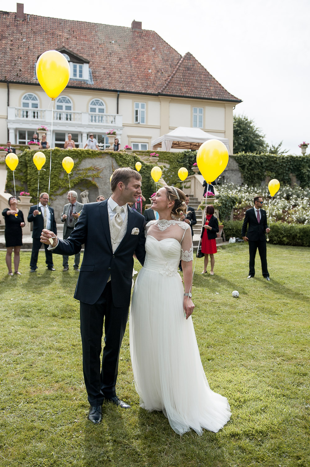 Brautpaar mit gelben Luftballons