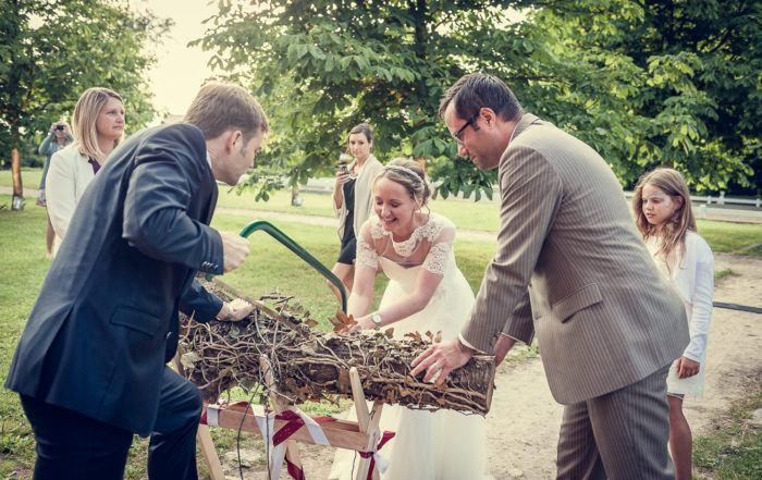 Brautpaar sägt Baumstamm durch