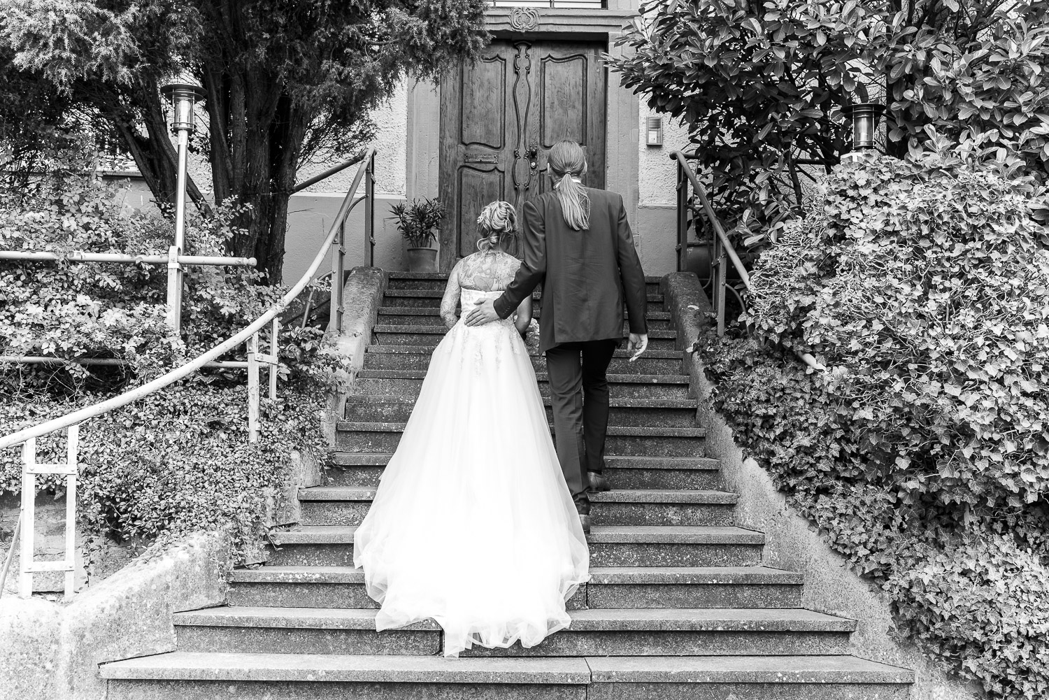 Brautpaar auf Treppe von hinten