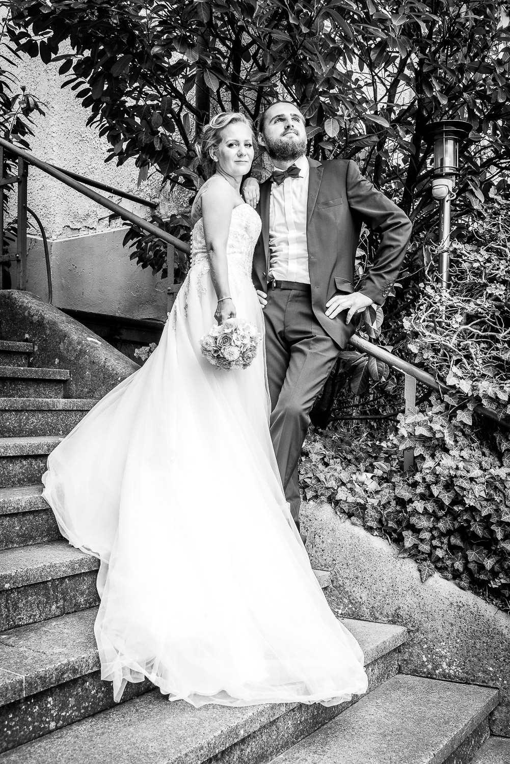 Brautpaarportrait auf Treppe
