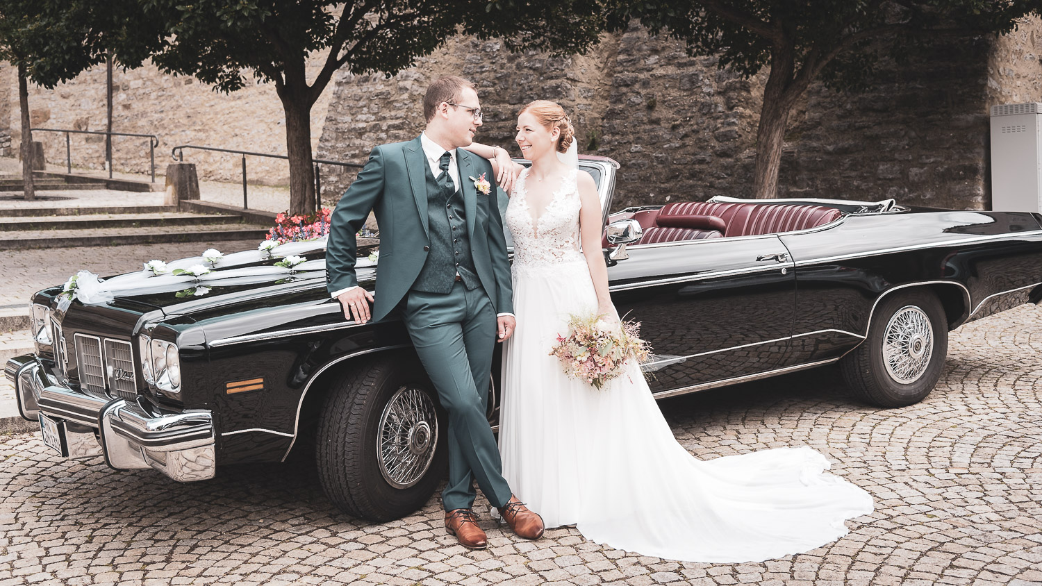 Hochzeitsfotografie-Hochzeitsreportage-Brautpaar-mit-Auto