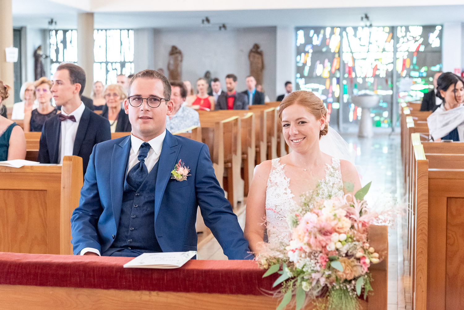 Hochzeitsfotografie-Hochzeitsreportage-Brautpaar-in-Kirche