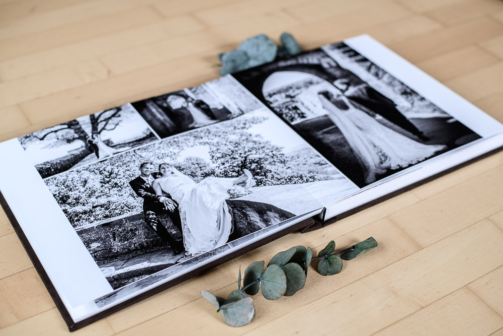 Hochzeits-Fotobuch-aufgeschlagen-mit-Eukalyptuszweig-Deko
