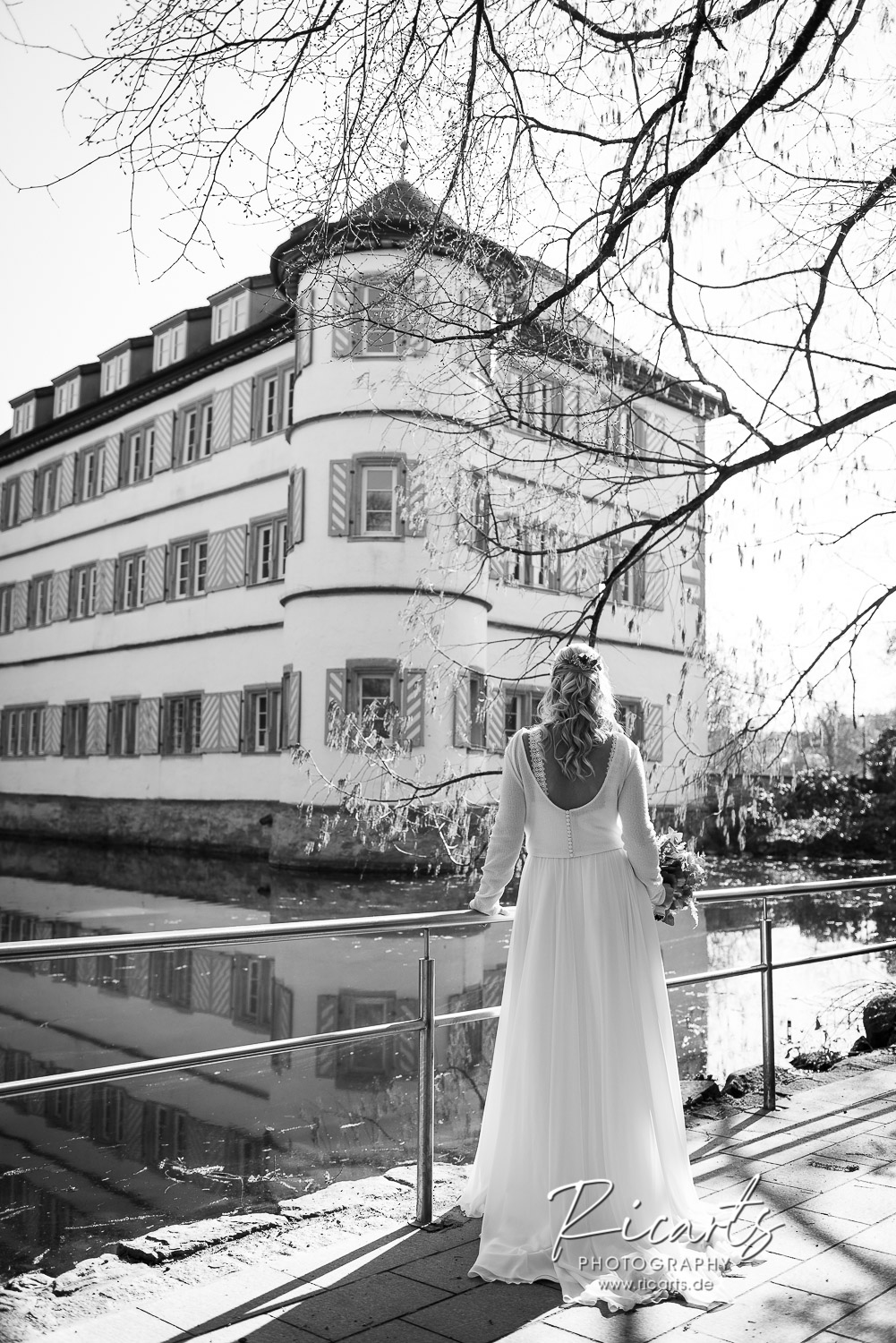 Braut-von-hinten-blickt-auf-Wasserschloss