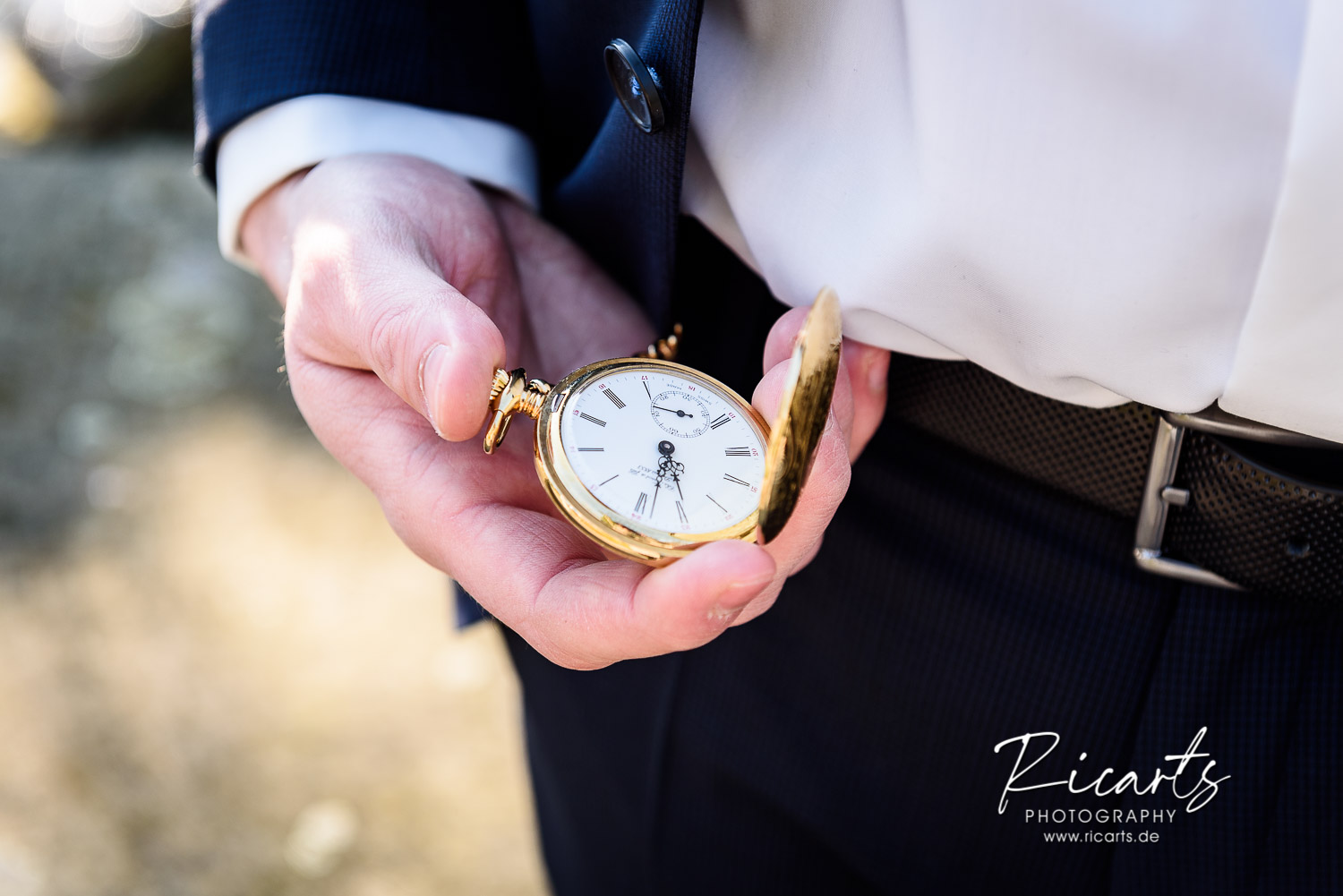 Bräutigam-schaut-auf-seine-Taschenuhr