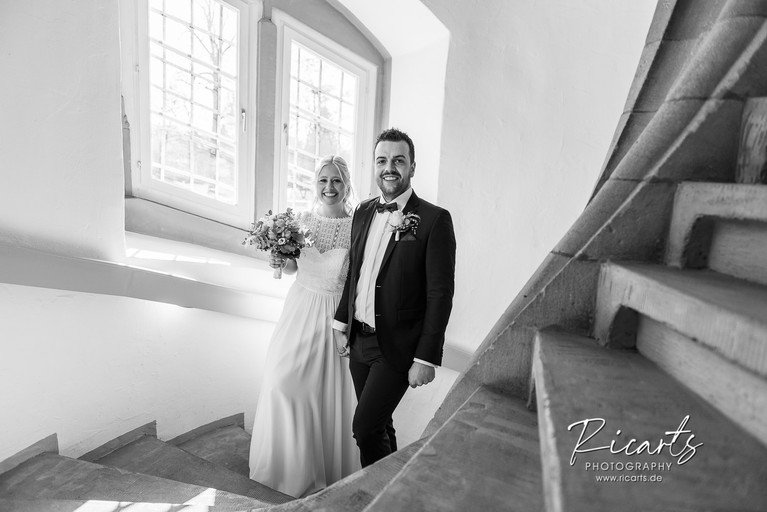 Brautpaar-Portrait-auf-Treppe