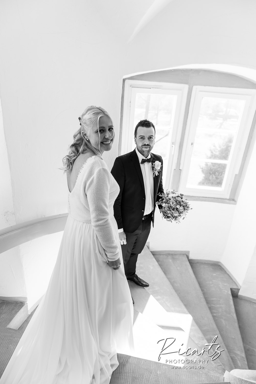 Brautpaar-geht-Treppe-im-Wasserschloss-hinunter