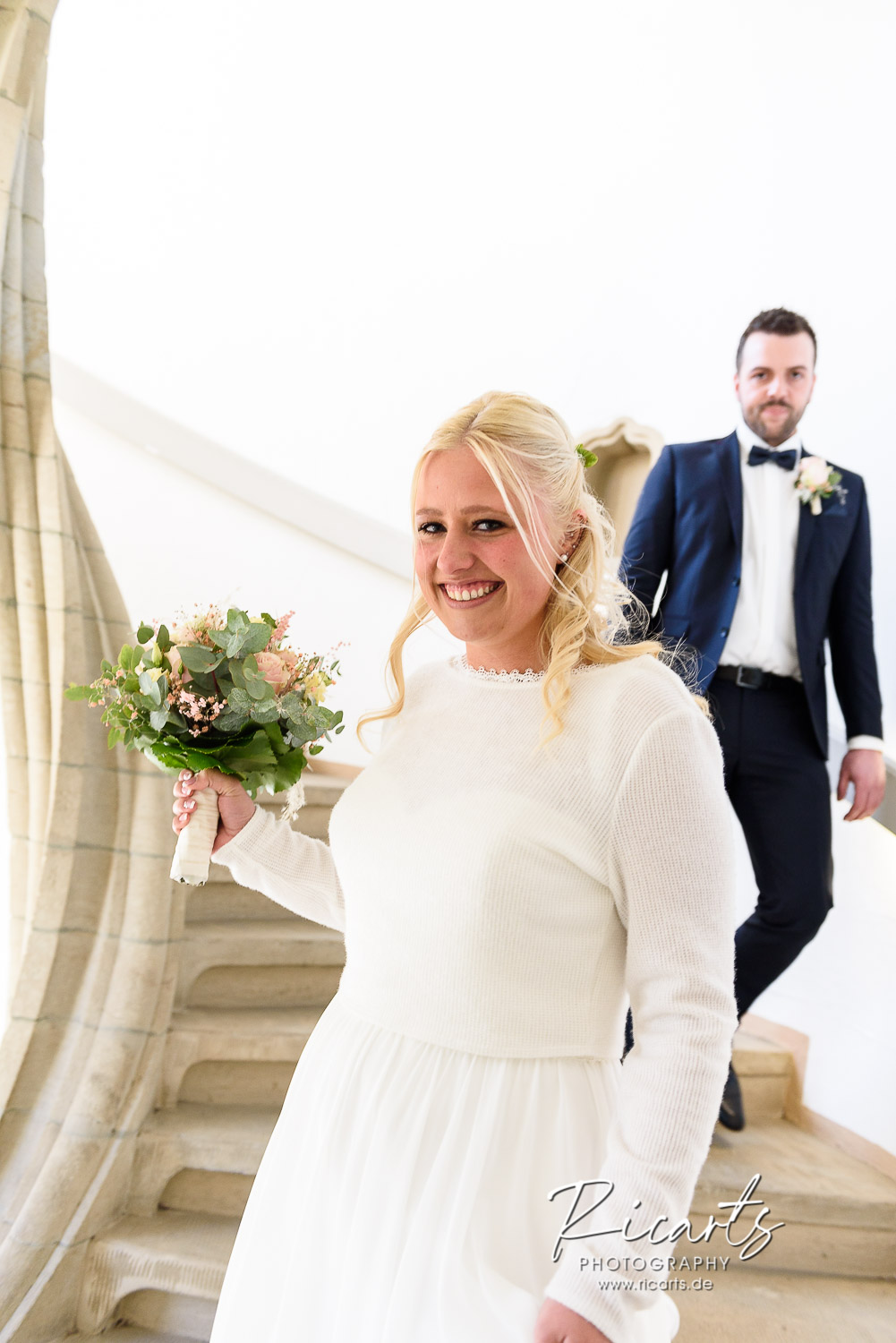 Brautpaar-auf-Treppe-vom-Wasserschloss