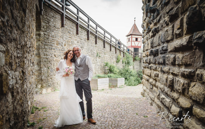 Brautpaar-vor-Stadtmauer-am-roten-Turm-Bad-Wimpfen
