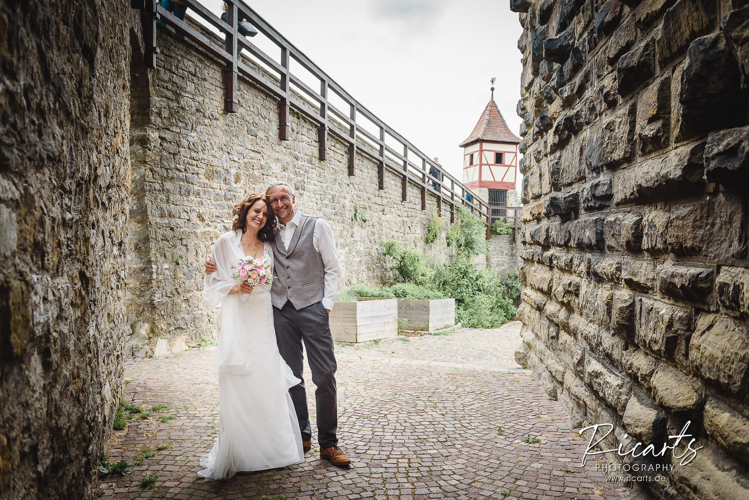Brautpaar-vor-Stadtmauer-am-roten-Turm-Bad-Wimpfen
