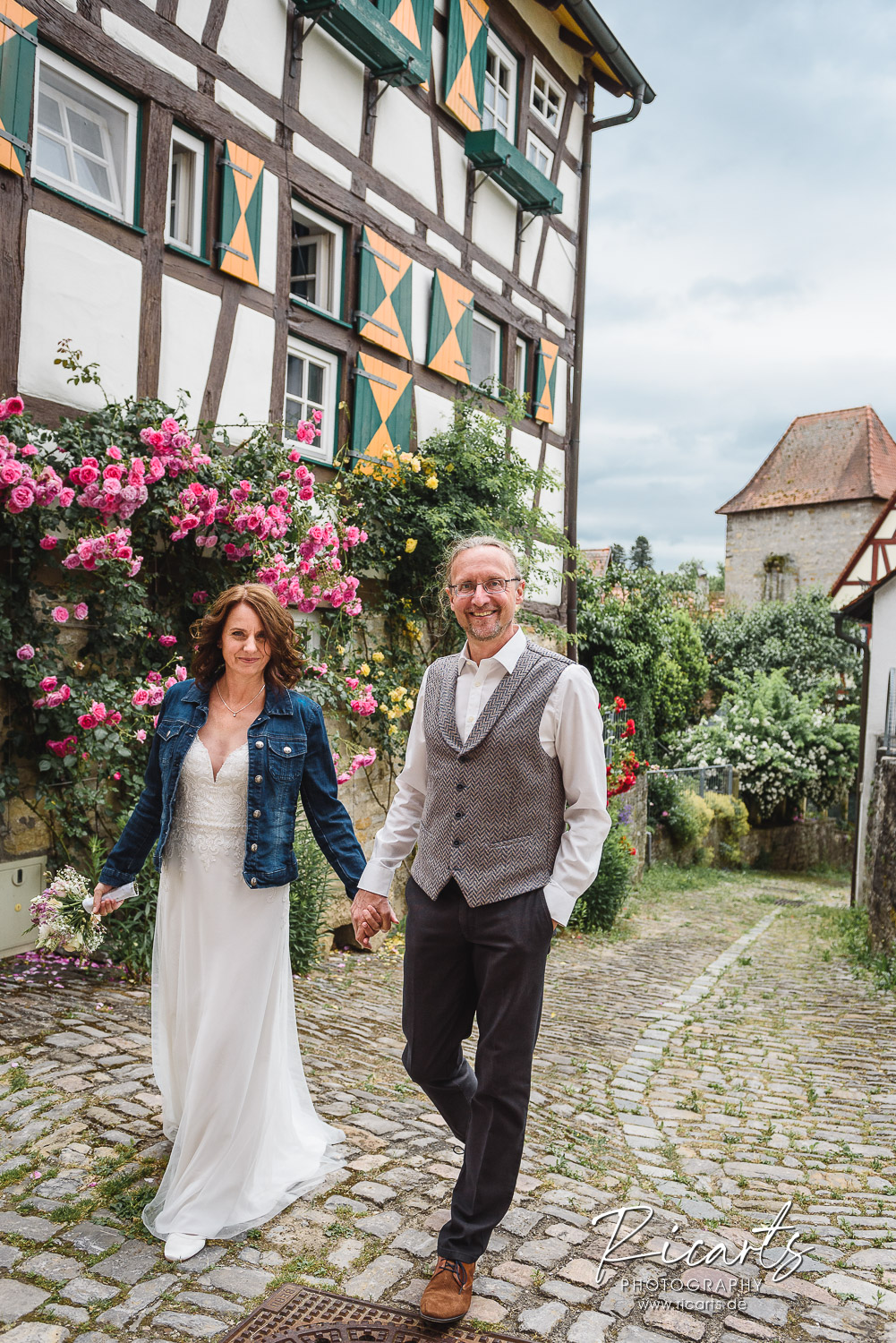 Brautpaar-geht-Hand-in-Hand-durch-Altstadt