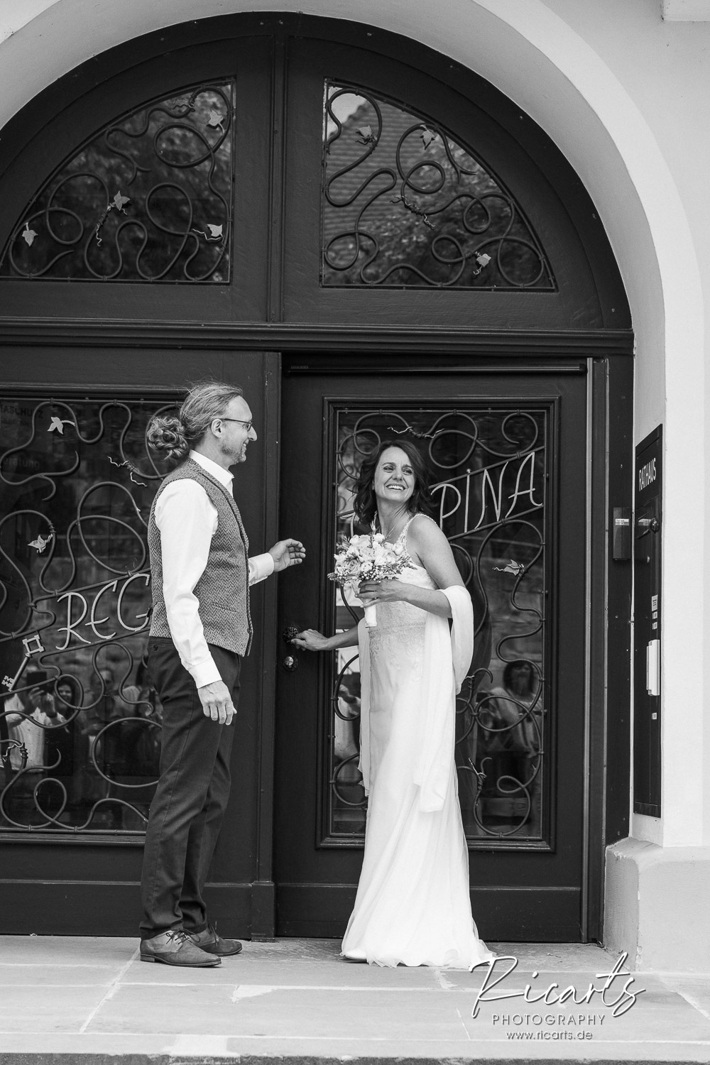 Brautpaar-an-Eingangstüre-von-Rathaus