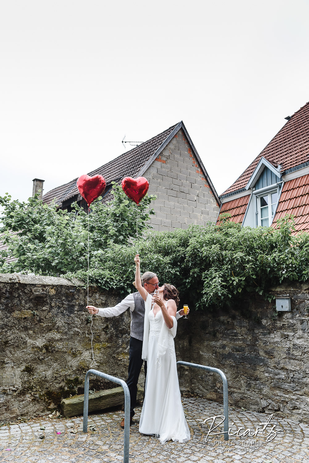 Brautpaar-lässt-Herzluftballons-steigen