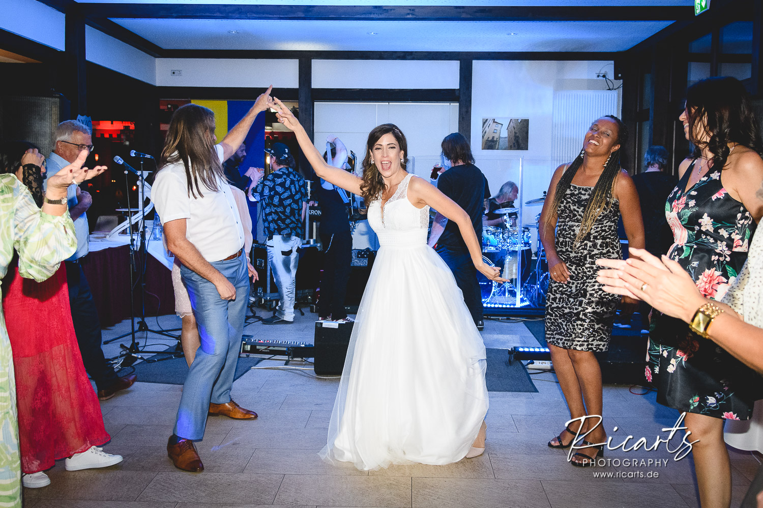 Braut-tanzt-auf-Hochzeit