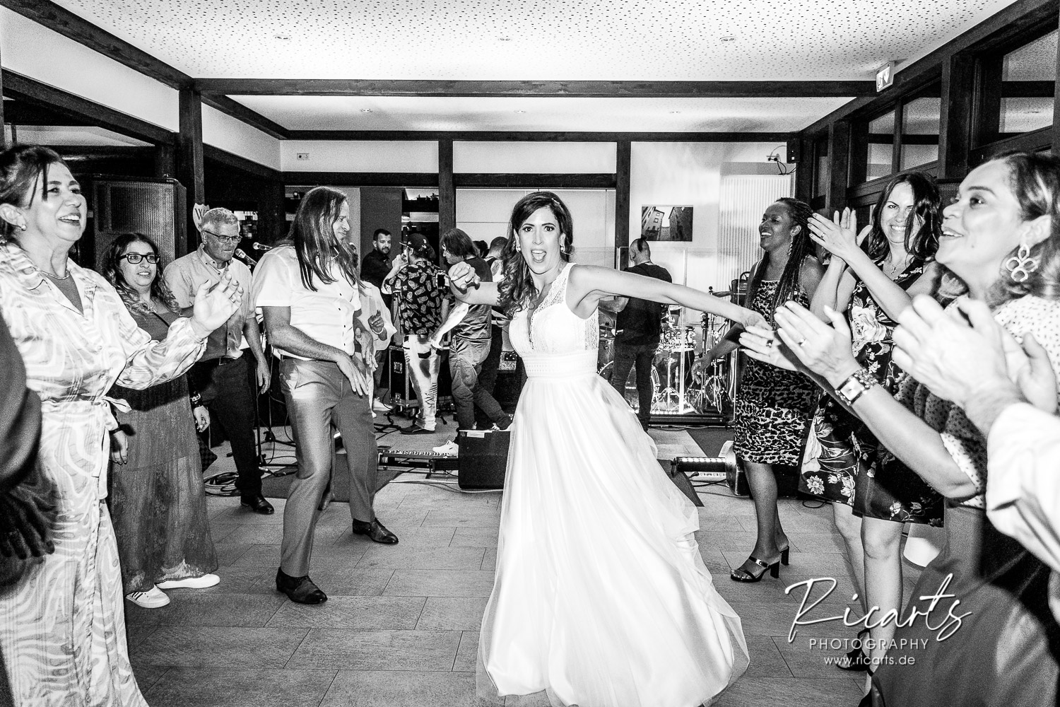 Braut-tanzt-auf-hochzeit