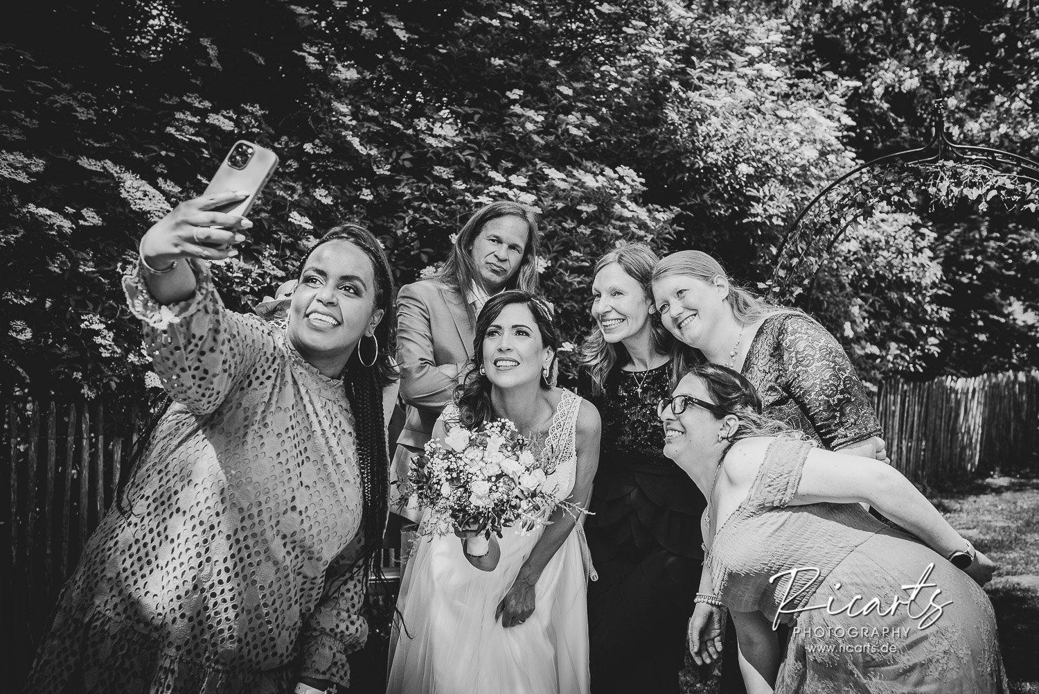 Braut-mit-Freundinnen-beim-Selfie-aufnehmen
