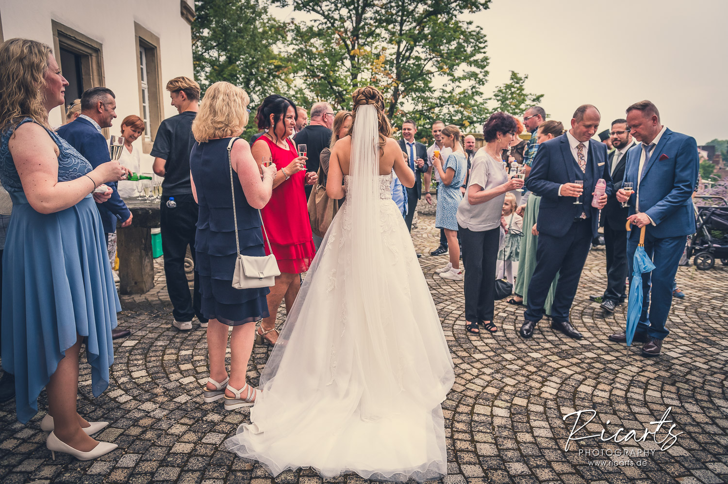Braut-mit-Gästen-beim-Sektempfang-im-Greschenschloss-Bad-Friedrichshall