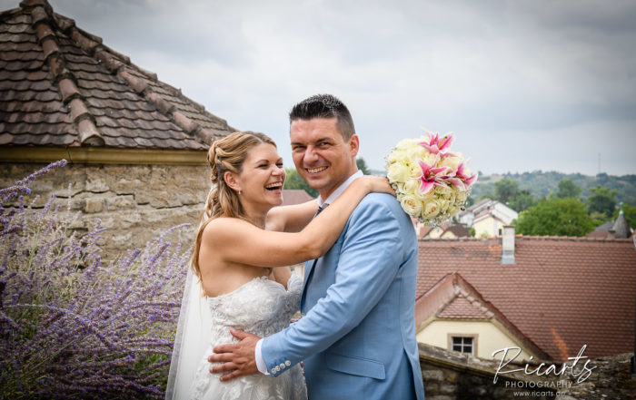 Hochzeitspaar-beim-Greckenschloss-lachend