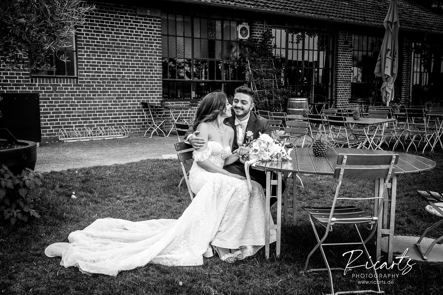Brautpaar-sitzt-auf-stühlen-vor-der-alten-Reederei-Heilbronn