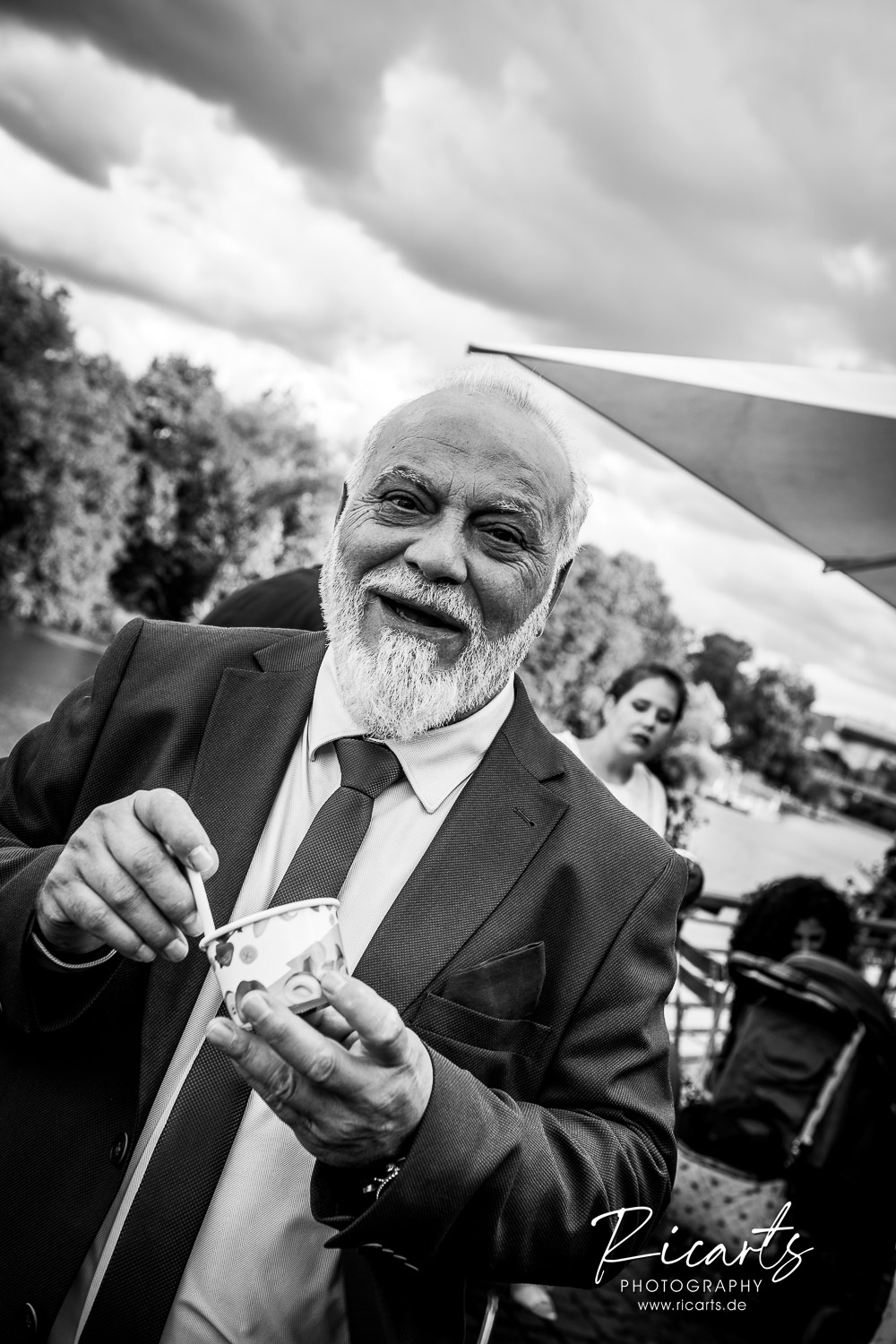älterer-Mann-isst-Eis-auf-einer-Hochzeit