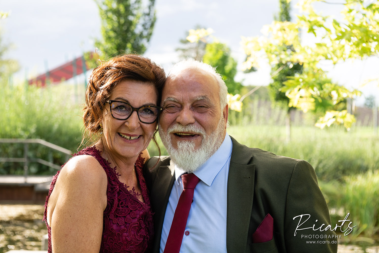 älteres-Paar-auf-Hochzeit-im-Grünen