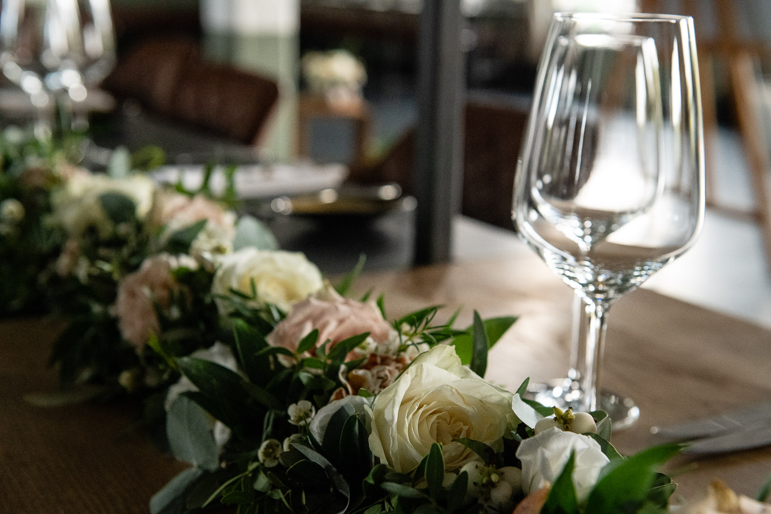 Blumengirlande-auf-Hochzeitstisch