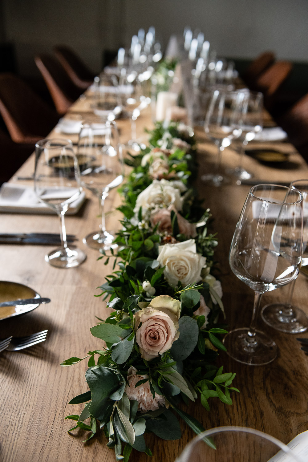 Blumengirlande-auf-Tisch-Hochzeitsdeko