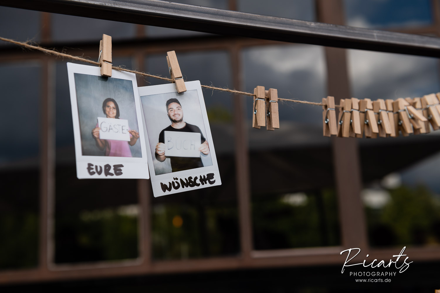 Polaroid-Bilder-hängen-an-Wäscheleine-für-Hochzeitsgästebuch