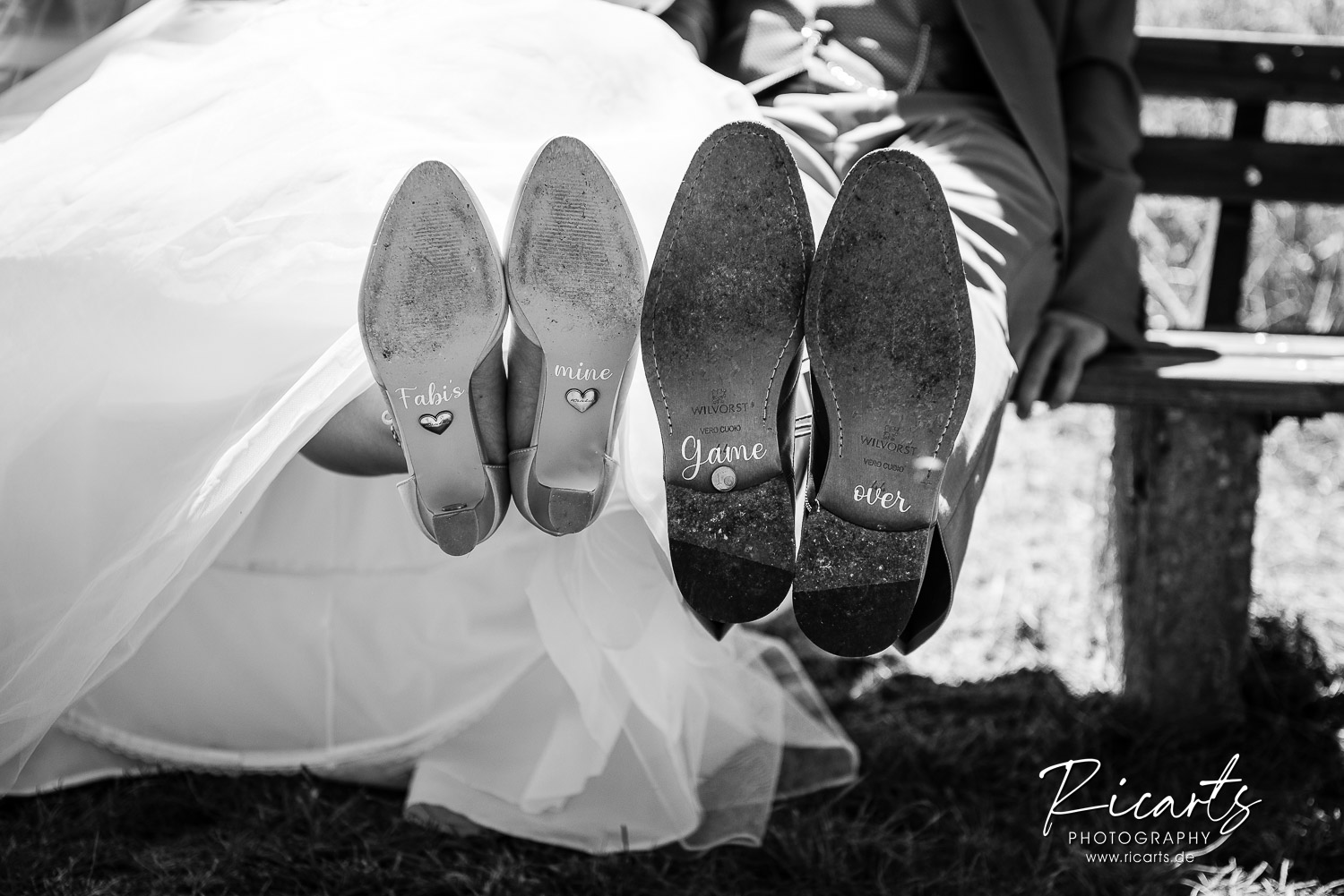 Hochzeitspaar-hält-Schuhe-hoch