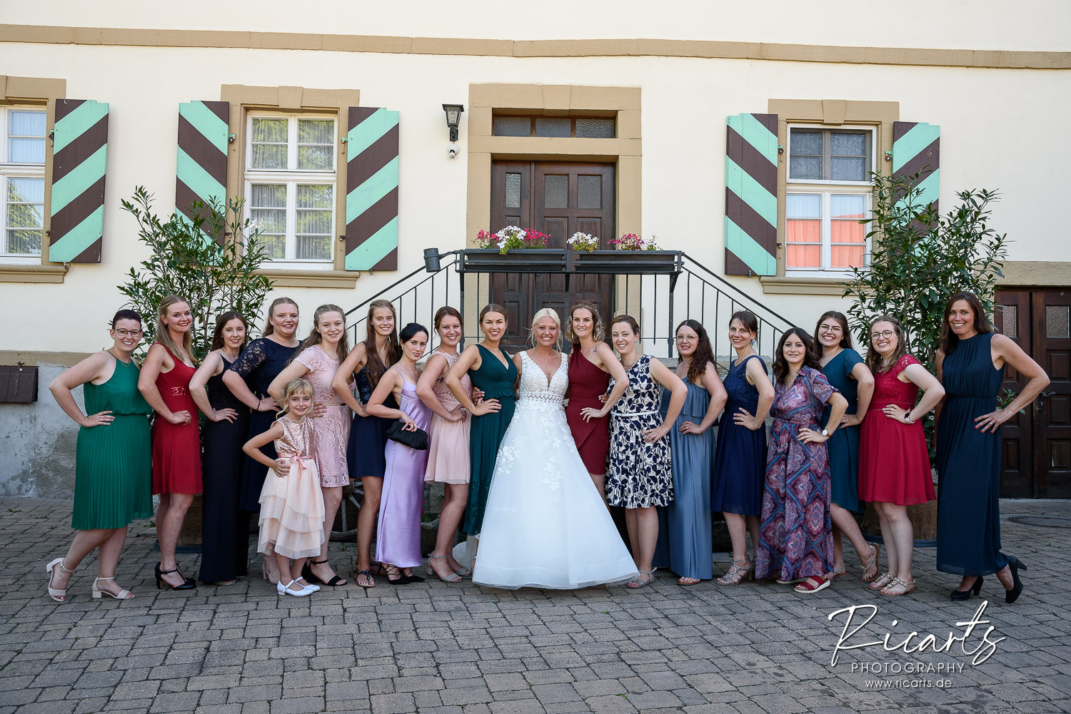 Braut-mit-Frauengruppe