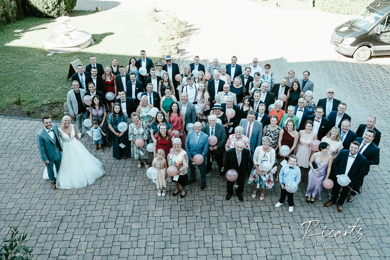 Hochzeitsgesellschaft-Gruppenfoto