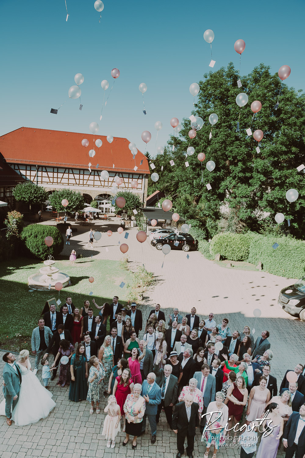 Hochzeitsgesellschaft-lässt-Luftballons-steigen