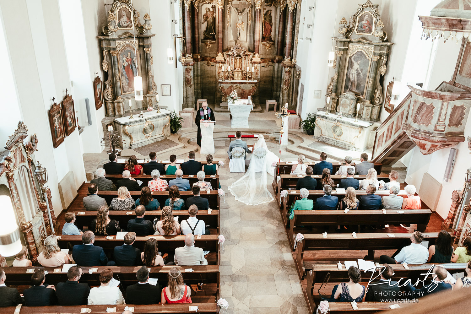 Hochzeitsgesellschaft-in-Kirche-von-oben-aufgenommen