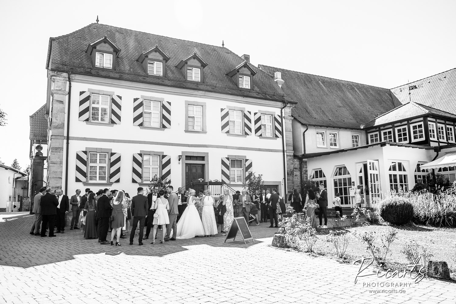 Hochzeitsgäste-vor-Gebäude-Landgut-Schloss-Michelfeld