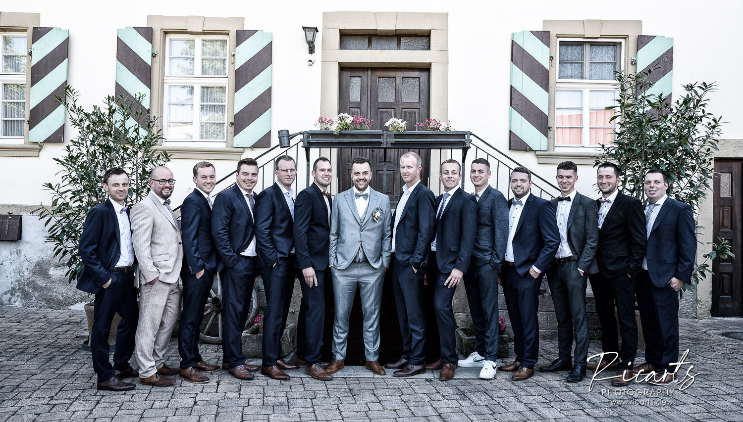 Bräutigam-mit-Männergruppe