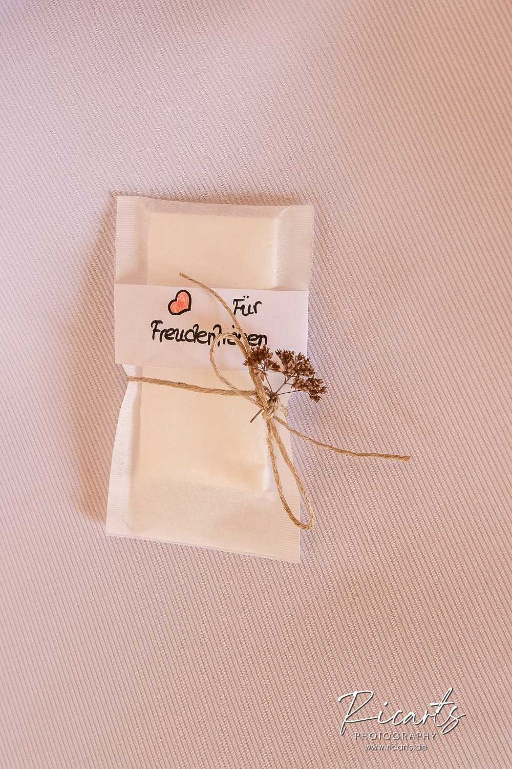 Taschentuch-mit-Verpackung-für-die-Freudentränen-bei-Hochzeit