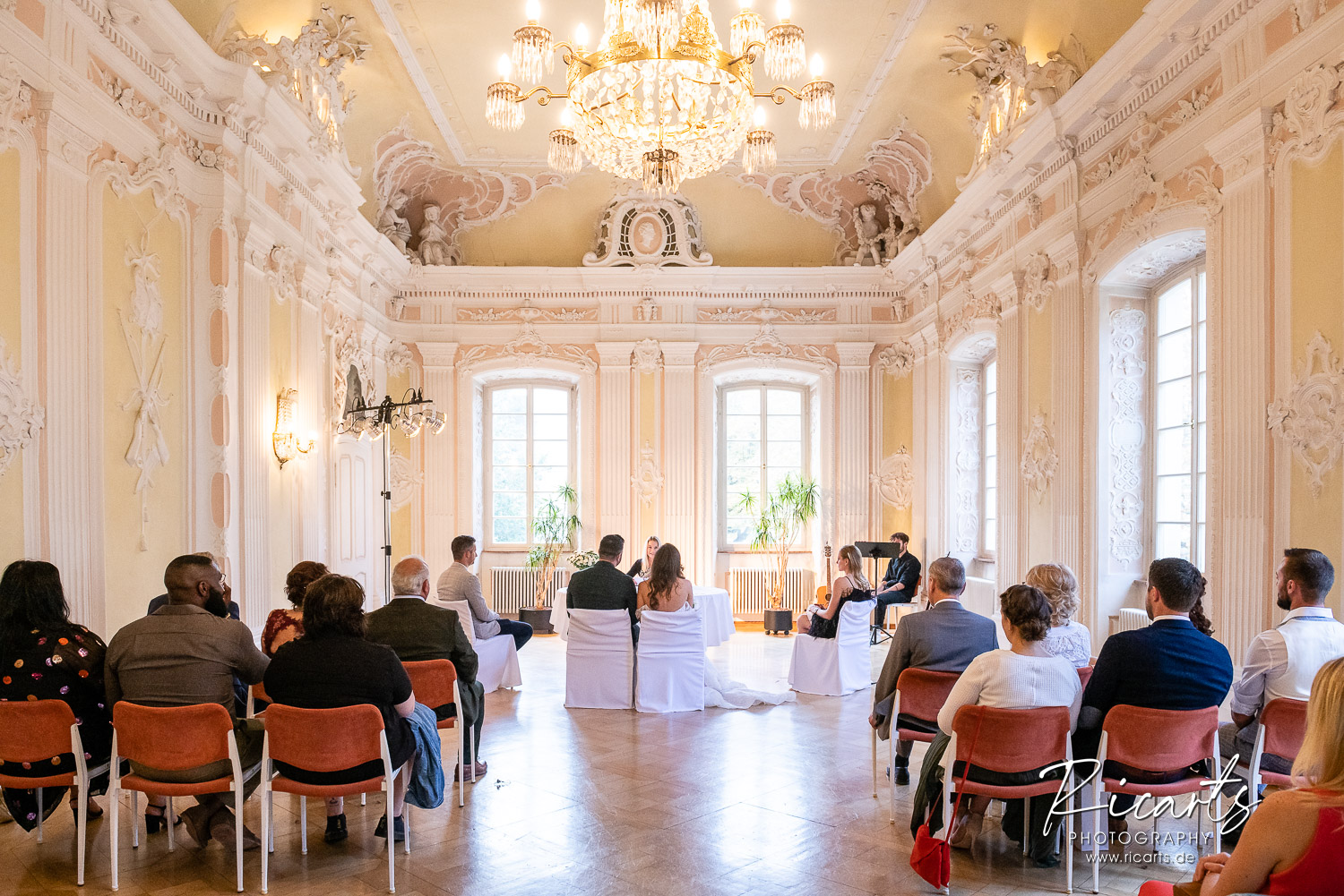 Hochzeitsgesellschaft-und-Brautpaar-bei-standesamtlicher-Trauung-im-Rokokosaal-Schießhaus-Heilbronn