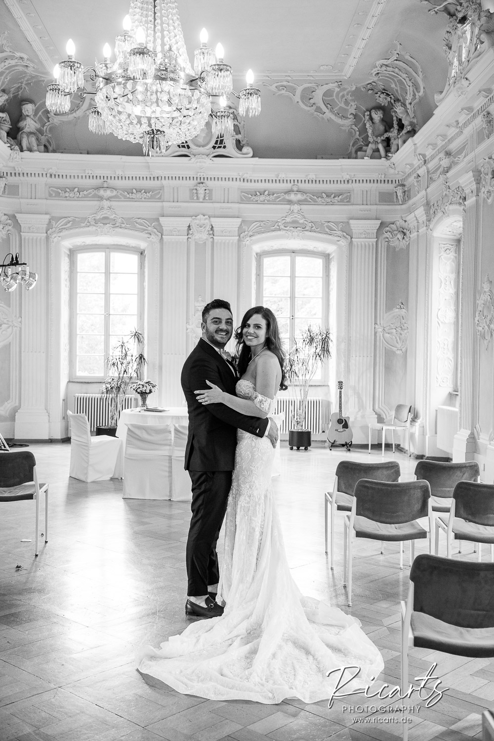 Brautpaar-steht-im-Rokokosaal-Schießhaus-Heilbronn
