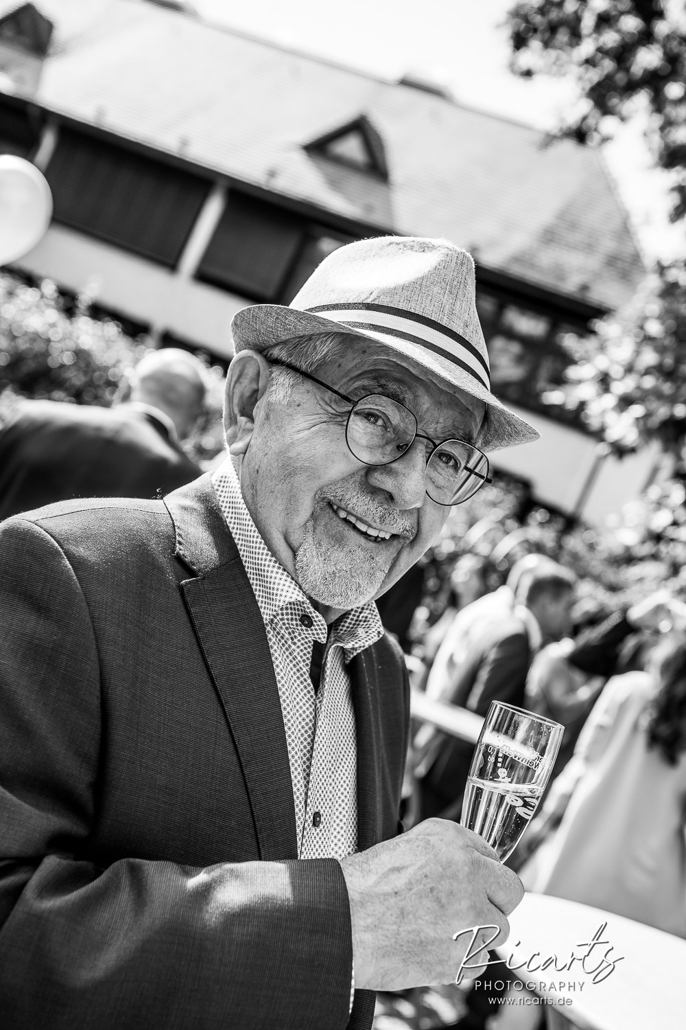 älterer-Mann-mit-Hut-beim-Sektempfang-auf-einer-Hochzeit-im-Schießhaus-Heilbronn