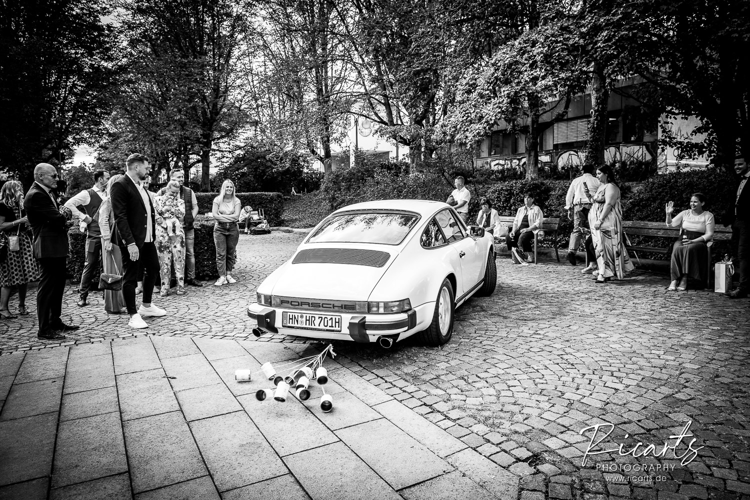 weißer-Porsche-als-Hochzeitsauto-mit-angebundenen-Dosen