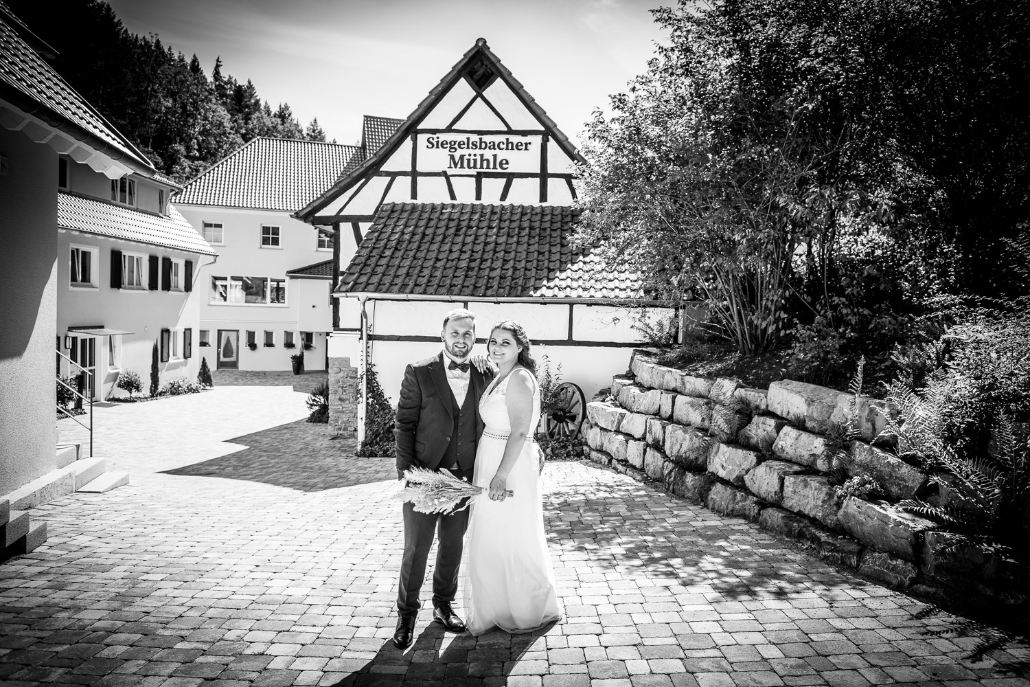 Brautpaar-vor-einem-Fachwerkgebäude-Siegelsbacher-Mühle